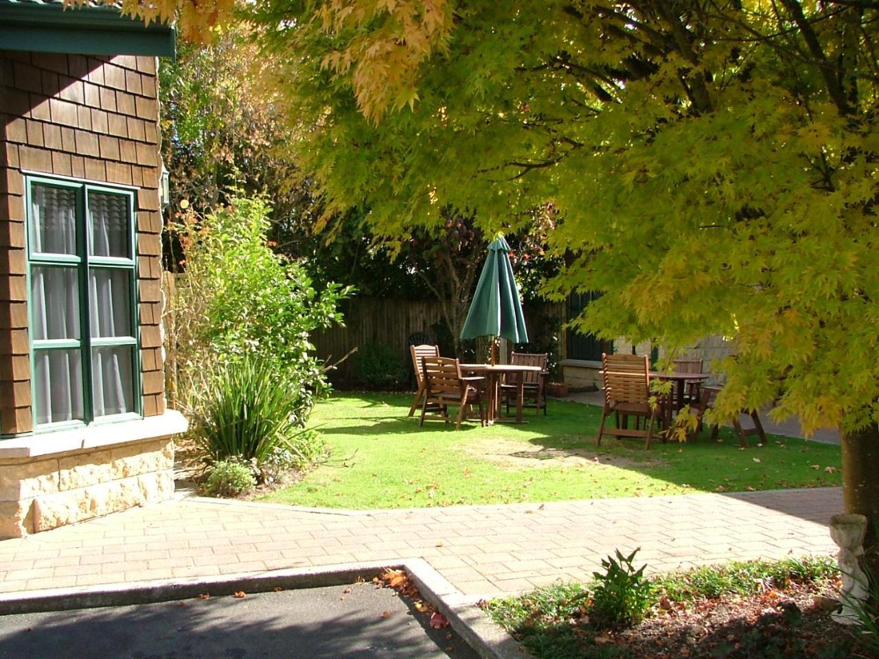 Cambridge Mews Motel Exterior photo